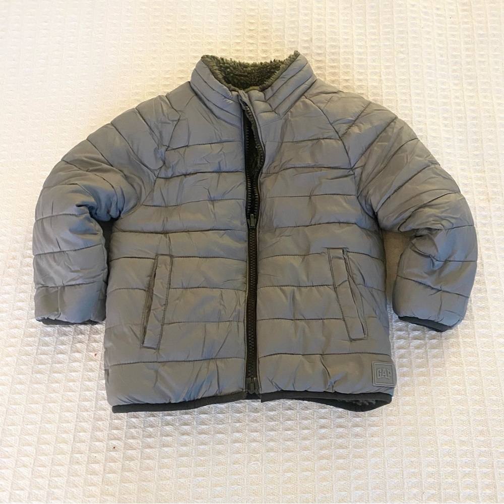 GAP reversible grey and camo Sherpa jacket kids size 3Y